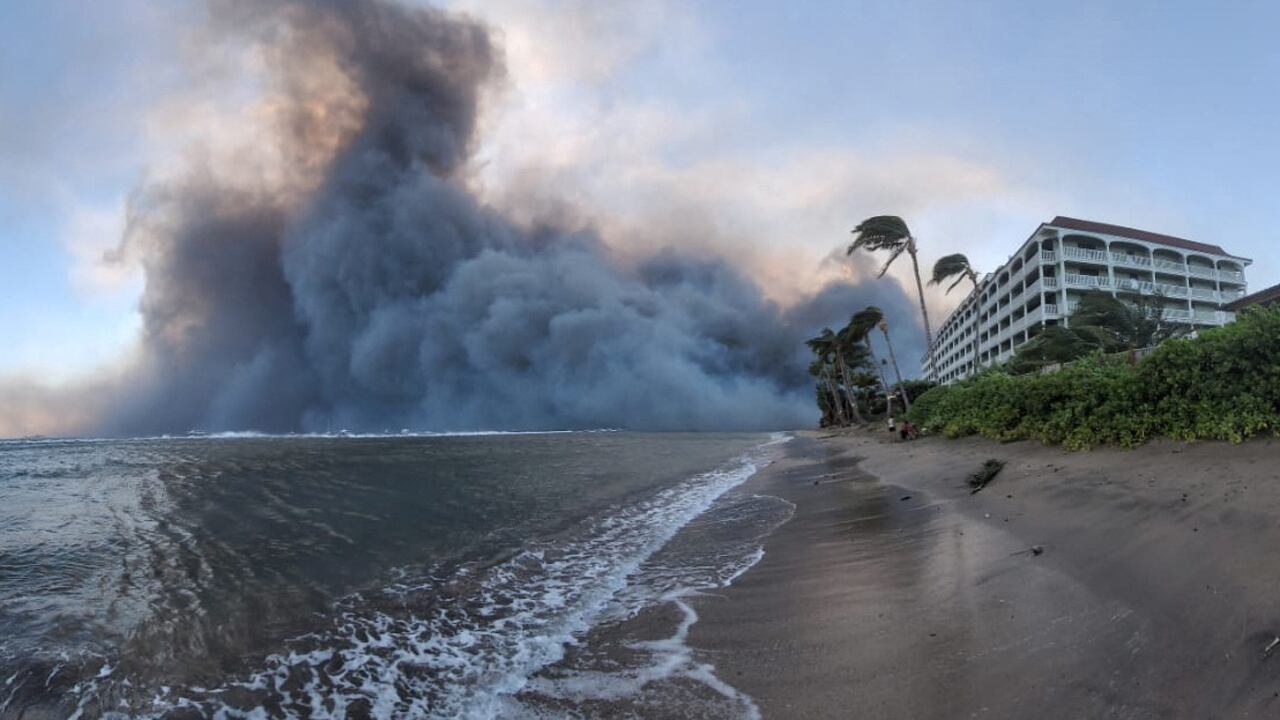 El humo se eleva cerca de Lahaina mientras los incendios forestales impulsados ​​por los fuertes vientos destruyen una gran parte de la ciudad histórica de Lahaina, en Kahului, Hawái, EE. UU.