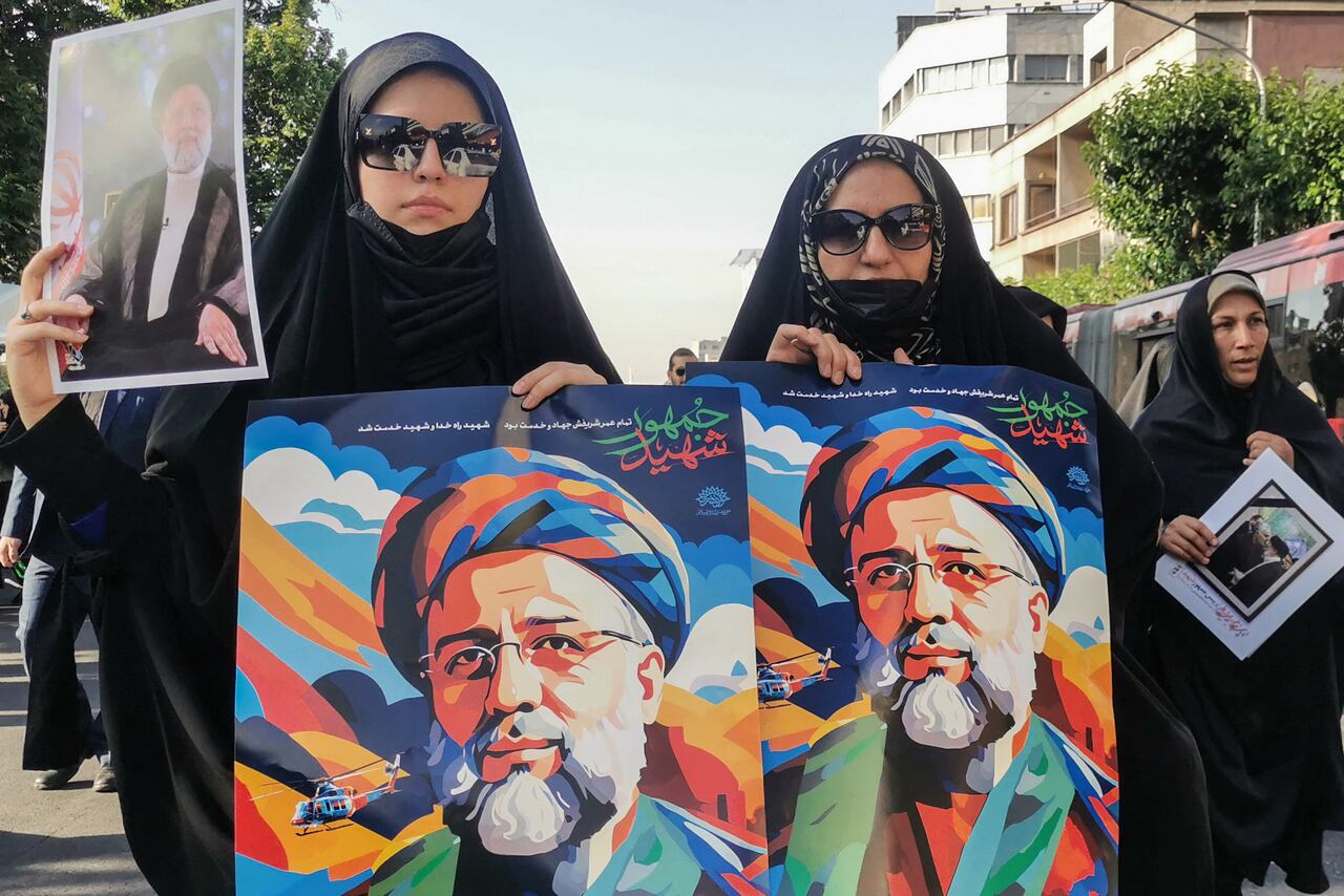 Tras el deceso, el ayatolá Jamenei declaró cinco días de luto nacional y designó al vicepresidente Mohammad Mokhber como presidente interino hasta la celebración de elecciones el 28 de junio.