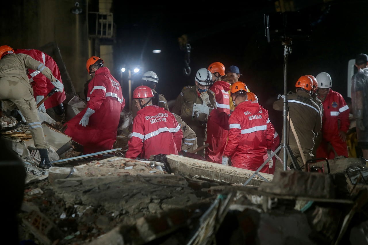 Los equipos de rescate buscan víctimas entre los escombros de un edificio derrumbado en el municipio de Paulista, en las afueras de Recife