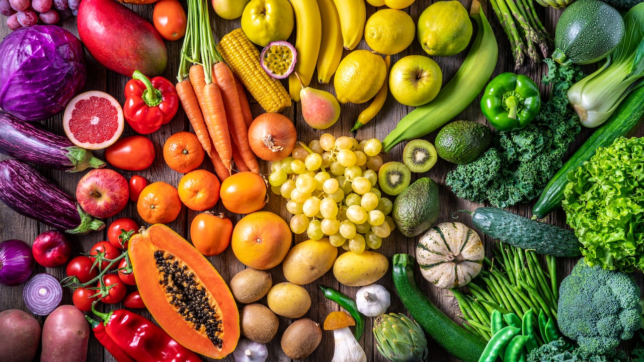 Comida vegana de frutas y verduras coloridas en colores del arco iris