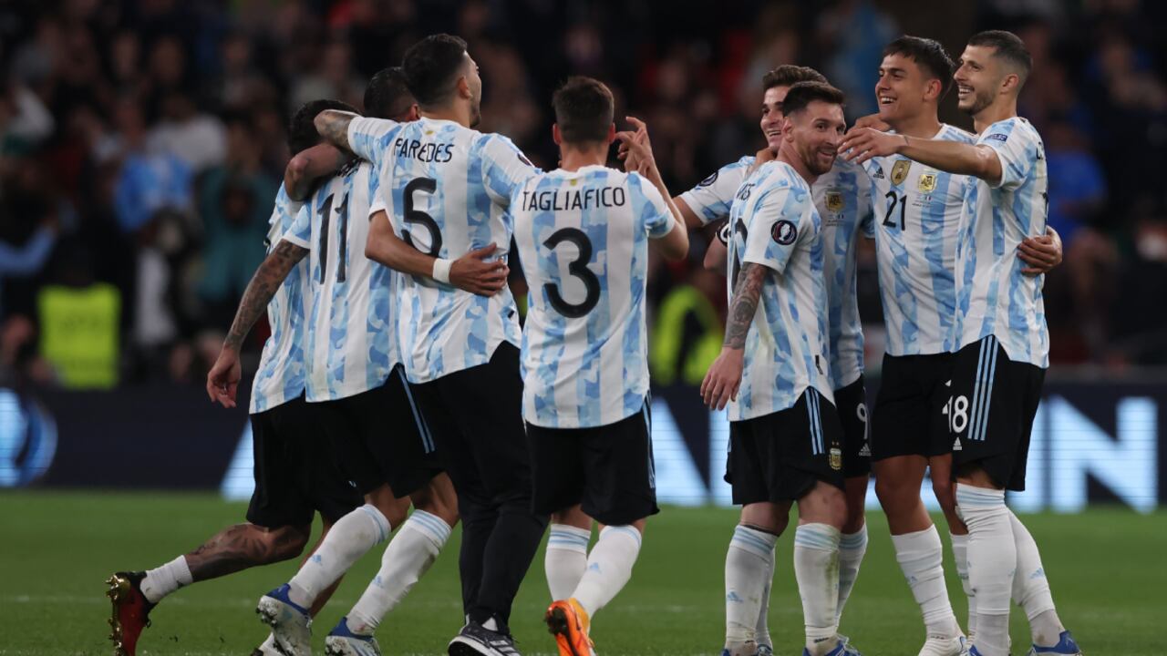 LONDON, ENGLAND - JUNE 01: Argentina players celebrate the 3-0 victory following the final whistle of the match between Italy and Argentina at Wembley Stadium on June 01, 2022 in London, England. (Photo by Getty Images/Jonathan Moscrop)