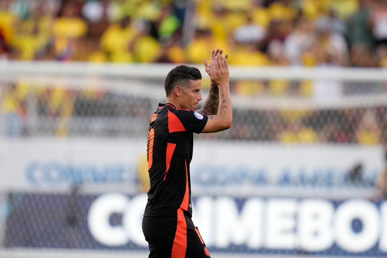 Colombia's James Rodriguez gestures to fans as he exits the game during the second half of a Copa America Group D soccer match against Brazil Tuesday, July 2, 2024, in Santa Clara, Calif. (AP Photo/Godofredo A. Vásquez)