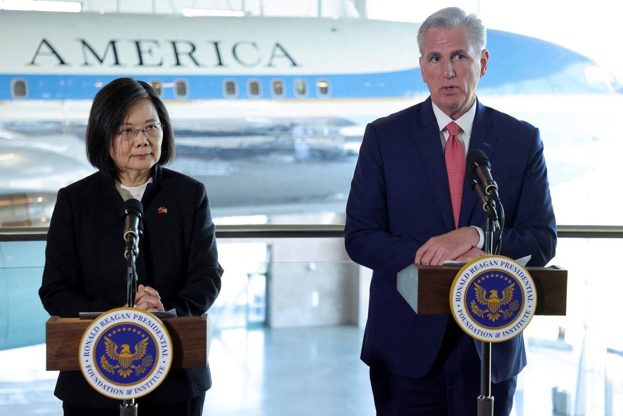 La presidenta de Taiwán, Tsai Ing-wen, y el presidente de la Cámara de Representantes de los Estados Unidos, Kevin McCarthy, celebran una conferencia de prensa luego de una reunión en la Biblioteca Presidencial Ronald Reagan, en Simi Valley, California