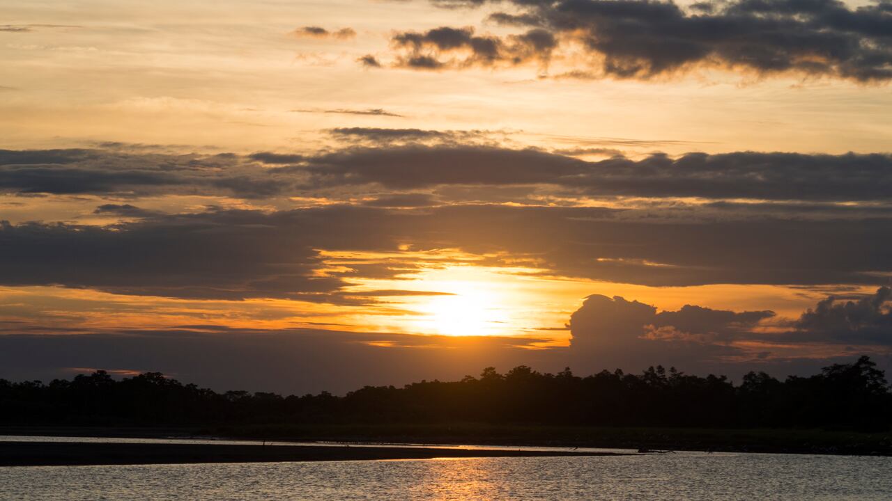 Puesta de sol sobre el río Caquetá, un afluente del río Amazonas en Colombia.