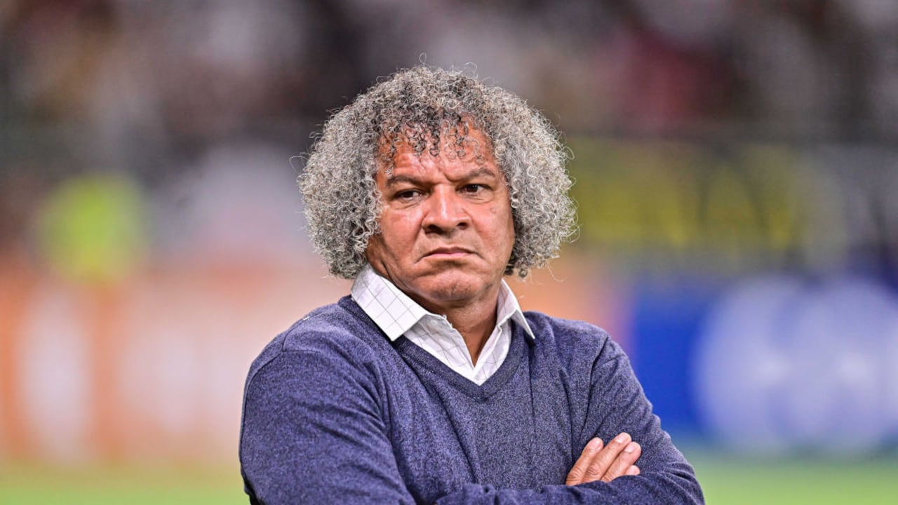 BELO HORIZONTE, BRAZIL - MARCH 15: Head Coach Alberto Gamero of Millonarios looks on during the Conmebol Libertadores match between Atletico Mineiro and Millonarios at Estadio do Minerão on March 15, 2023 in Belo Horizonte, Brazil. (Photo by Gledston Tavares/Eurasia Sport Images/Getty Images)