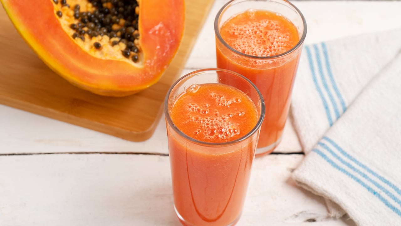 El agua de papaya tiene muchos beneficios sobre el sistema digestivo.