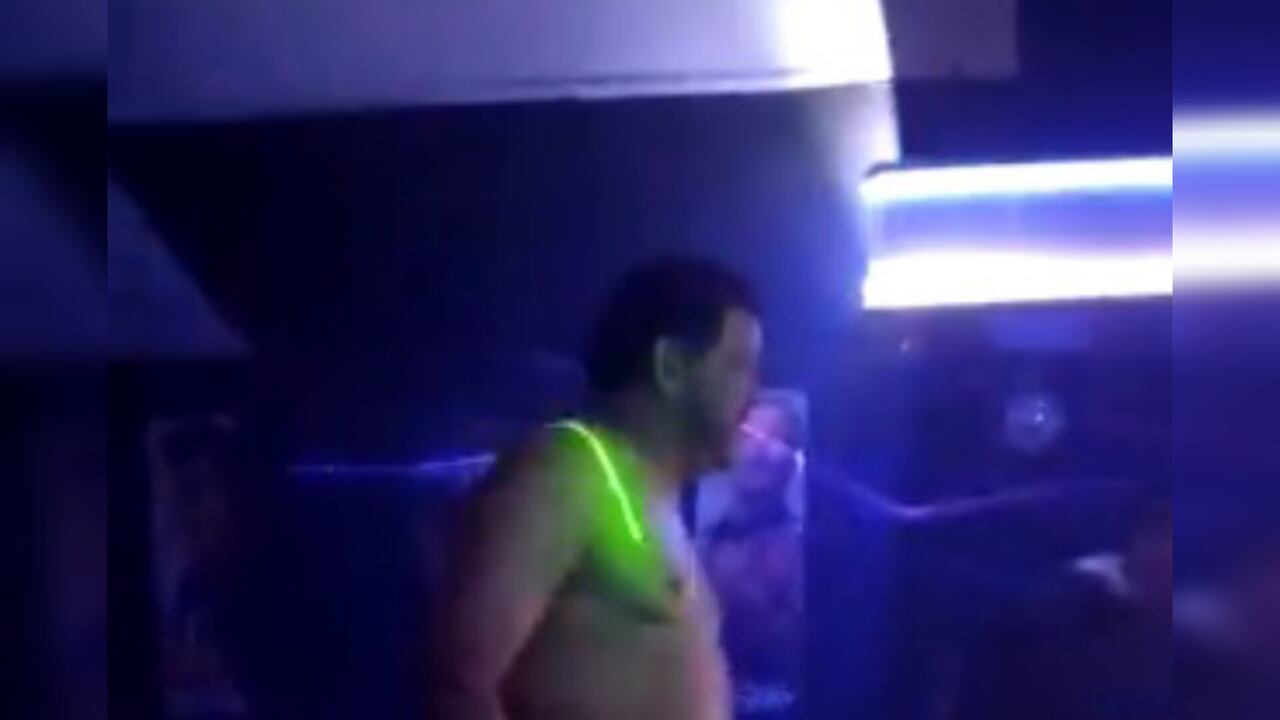 Alcalde de Calima El Darién, Valle, protagonizó bochornosa escena en una discoteca; se quitó hasta la ropa.