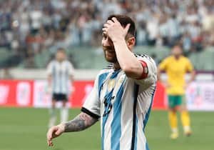 Lionel Messi se lamenta tras la ocasión perdida frente a Australia.