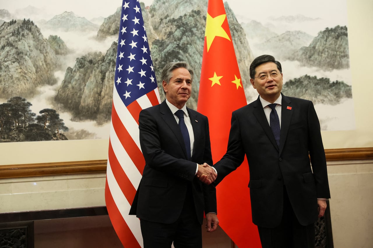 El Secretario de Estado de los Estados Unidos, Antony Blinken, se da la mano con el Ministro de Relaciones Exteriores de China, Qin Gang, en la Casa de Huéspedes del Estado de Diaoyutai en Beijing, China