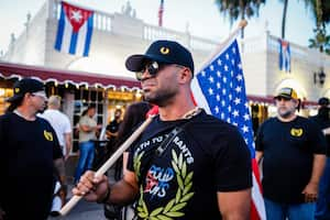 Henry "Enrique" Tarrio, líder de The Proud Boys, sostiene una bandera estadounidense durante una protesta que muestra apoyo a los cubanos que se manifiestan contra su gobierno, en Miami, Florida, el 16 de julio de 2021. Enrique Tarrio, exlíder del La milicia de extrema derecha Proud Boys, fue condenada a 22 años de prisión el 5 de septiembre de 2023, la sentencia más dura impuesta hasta el momento por el ataque de 2021 al Capitolio de Estados Unidos. "Ese día rompió nuestra tradición ininterrumpida de transferir pacíficamente el poder", dijo el juez de distrito Timothy Kelly.