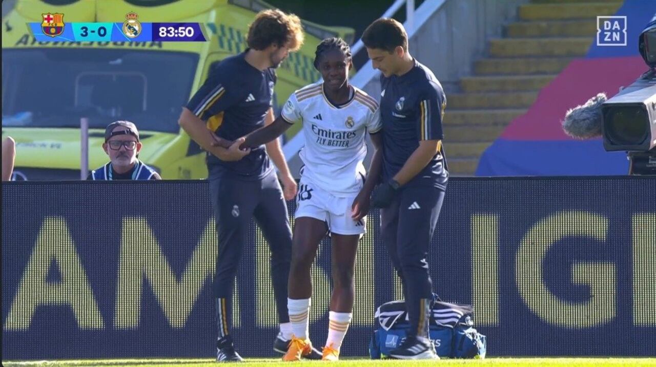 Linda Caicedo llorando por el fuerte golpe que recibió.