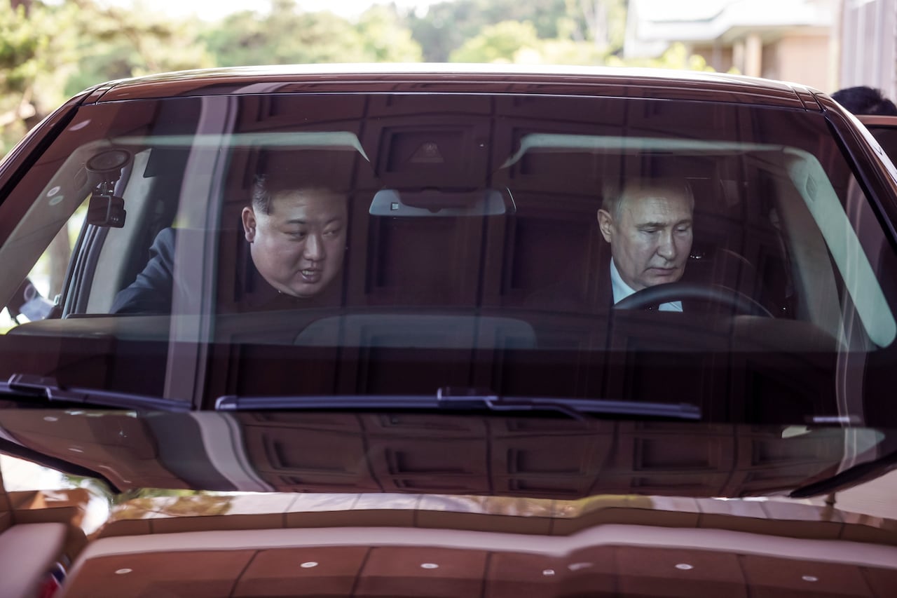 El presidente ruso Vladimir Putin, a la derecha, y el líder de Corea del Norte, Kim Jong Un, conducen una limusina rusa Aurus durante su reunión en Pyongyang, Corea del Norte, el miércoles 19 de junio de 2024.