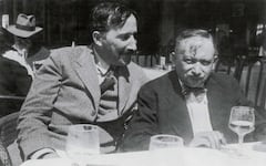 Fotografía de Stefan Zweig y Joseph Roth en Ostende, verano de 1936. Fotografía probablemente de Lotte Altmann, secretaria de Zweig. Wikimedia Commons