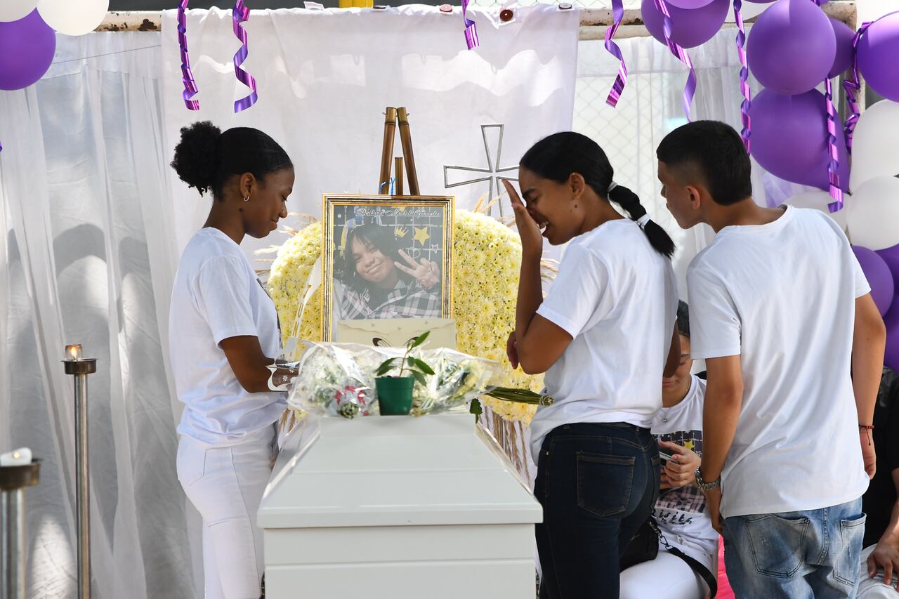 Sepelio de Michelle Dayana de 15 años del B/ San Judas salio sobre la 1:30 la caravana fúnebre ya se dirige al cementerio, Dic 11 de 2023 / Foto Wirman Rios / EL PAIS