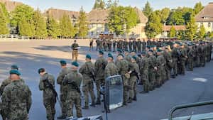 Las tropas del ejército polaco montan guardia, como parte de las Brigadas Mecanizadas 12 y 17 que comienzan a moverse hacia el este del país, en Polonia, el 8 de julio de 2023