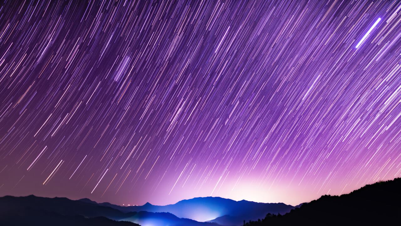 Escena de lluvia de meteoros del cielo estrellado en altas montañas en verano, sur de China. Tomada con Nikon D810