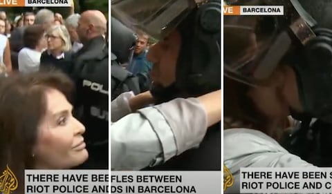 Momento del beso que le da la mujer española al policía