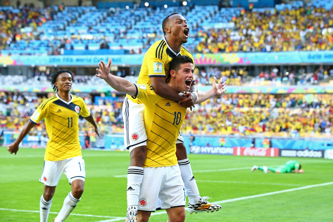 James Rodríguez de Colombia (abajo) celebra marcar el tercer gol de su equipo con Juan Camilo Zúñiga (arriba) durante el partido del Grupo C de la Copa Mundial de la FIFA Brasil 2014 entre Colombia y Grecia en el Estadio Mineirao el 14 de junio de 2014. en Belo Horizonte, Brasil. (Foto de Ian Walton/Getty Images)