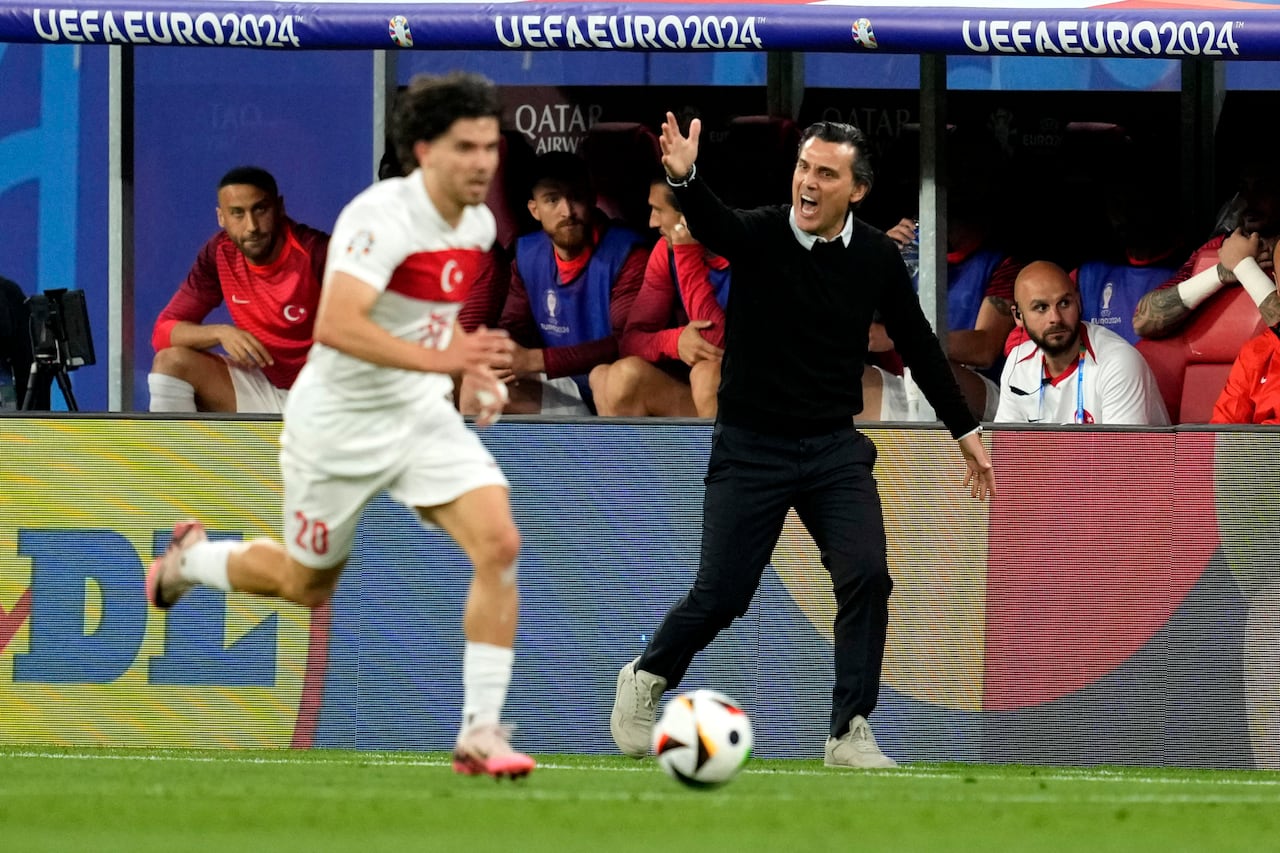 El entrenador de Turquía, Vincenzo Montella, a la derecha, reacciona durante un partido de octavos de final entre Austria y Turquía en el torneo de fútbol Euro 2024 en Leipzig, Alemania, el martes 2 de julio de 2024. (Foto AP/Darko Vojinovic)