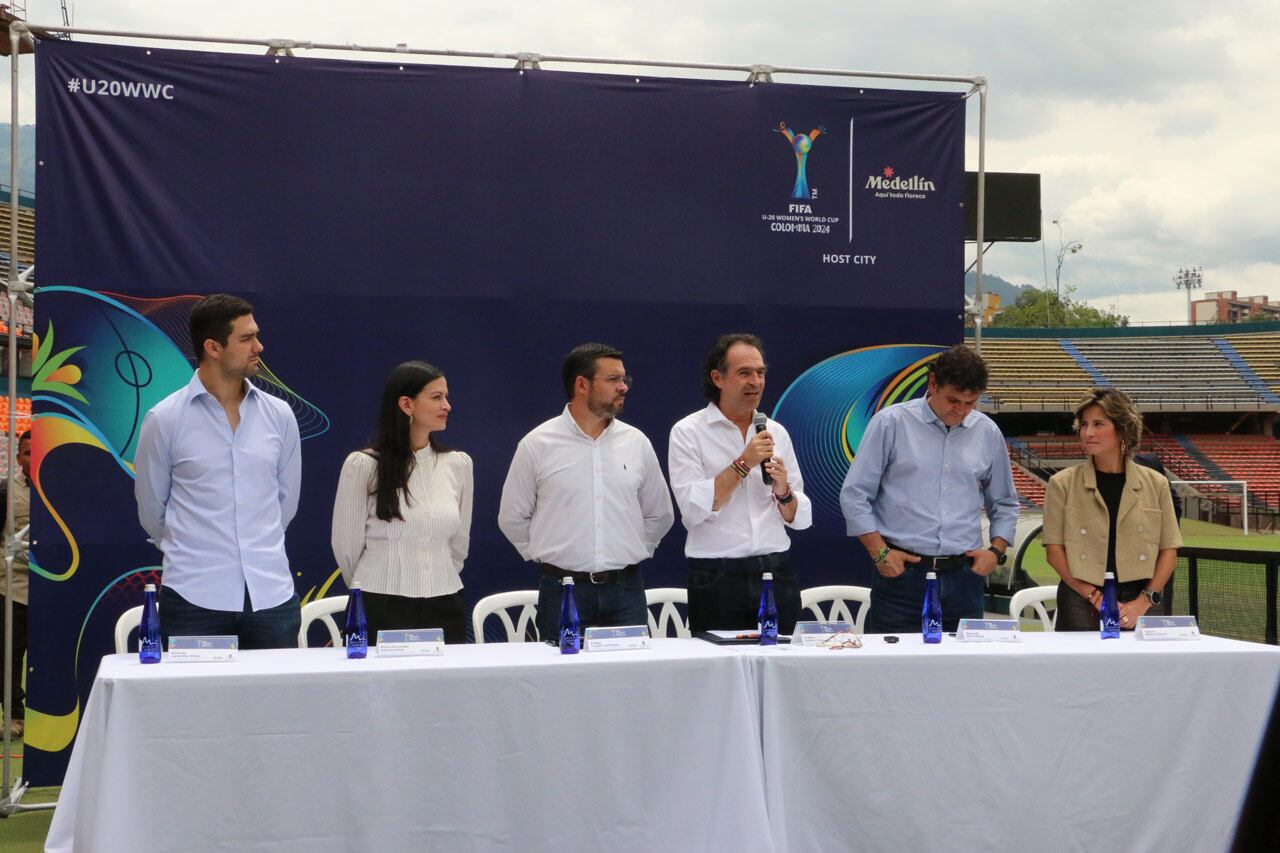 Federico Gutiérrez en su visita al estadio Atanasio Girardot de Medellín.