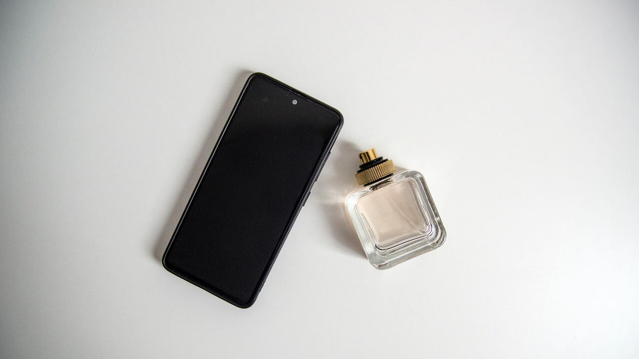 Fabricantes de Smartphones ahora crean teléfonos con fragancias producidas por perfumerías.