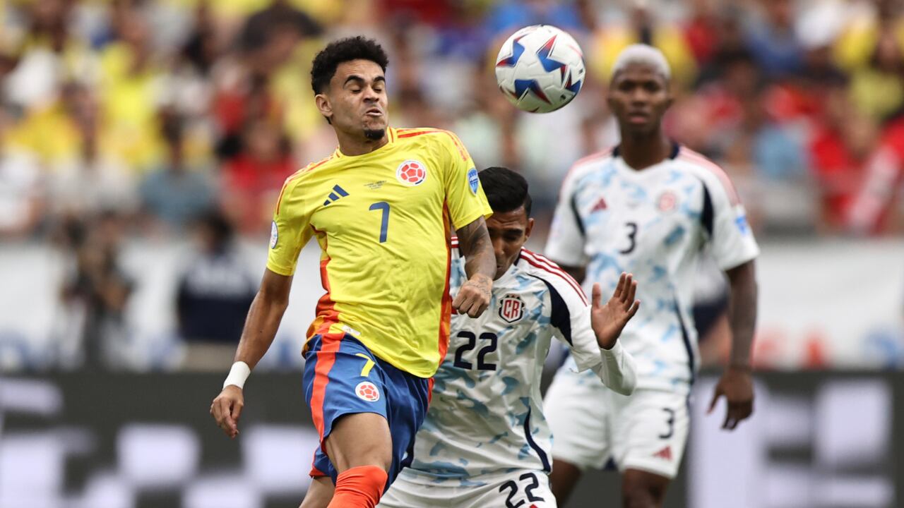 Luis Diaz de Colombia disputa el balón con Haxzel Quiros de Costa Rica durante el partido del Grupo D de la CONMEBOL Copa América 2024 entre Colombia y Costa Rica en el State Farm Stadium el 28 de junio de 2024 en Glendale, Arizona.