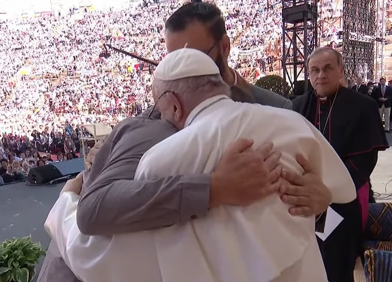 El Papa abraza a un israelí y un palestino víctimas de la guerra de Gaza.