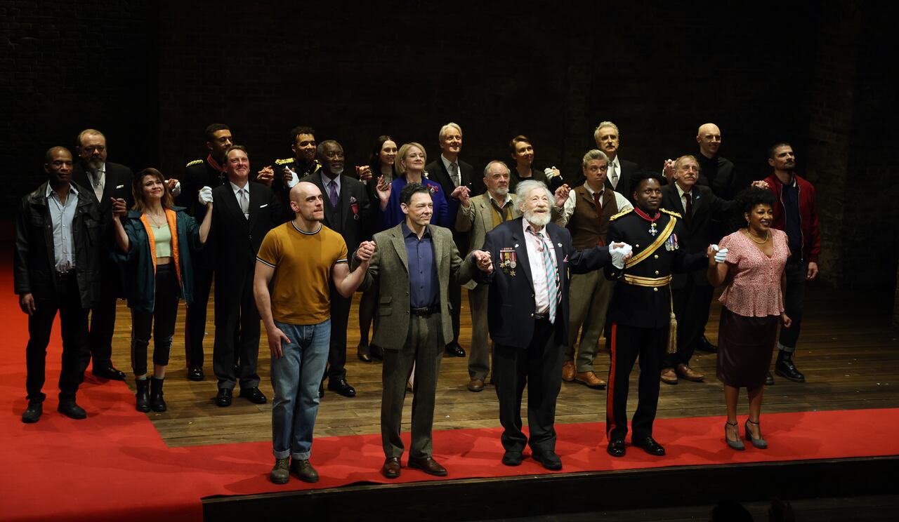 (De izquierda a derecha) Samuel Edward-Cook, Richard Coyle, Sir Ian McKellen, Toheeb Jimoh y Clare Perkins y se inclinan ante el telón durante la presentación nocturna de prensa de "Player Kings" en el Teatro Noel Coward el 11 de abril de 2024 en Londres