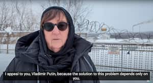 En esta imagen tomada del vídeo proporcionado por el equipo Navalny el martes. 20 de febrero de 2024, Lyudmila Navalnaya, la madre del líder de la oposición rusa Alexei Navalny, habla cerca de la colonia carcelaria en la ciudad de Kharp, Rusia.