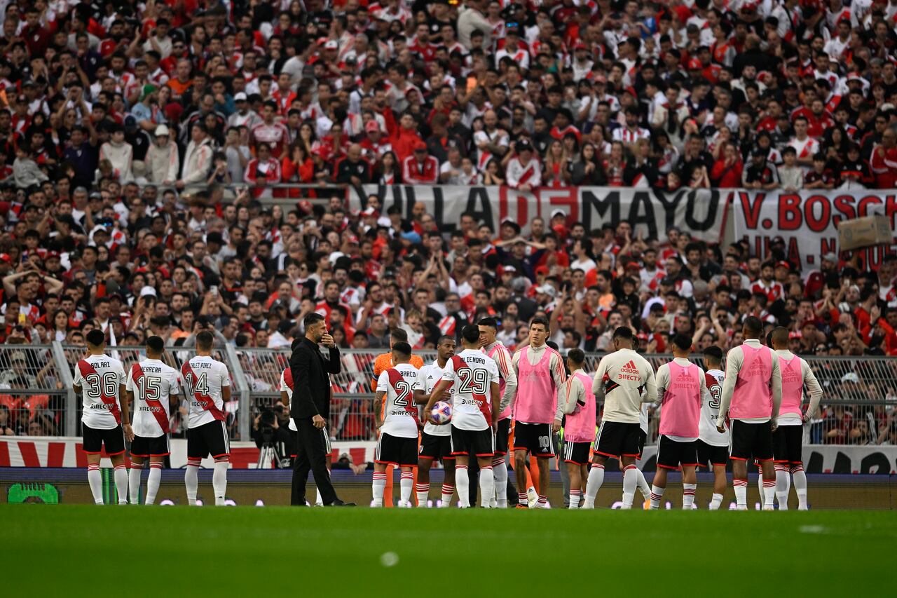 Jugadores de River Plate agrupados tras conocer el fallecimiento de su hincha.