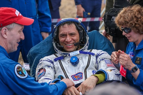 En esta fotografía publicada por la corporación espacial Roscosmos, el astronauta de la NASA Frank Rubio se sienta en una silla poco después del aterrizaje de la cápsula espacial rusa Soyuz MS-23 a unos 150 kilómetros (90 millas) al sureste de la ciudad kazaja de Zhezkazgan, Kazajistán