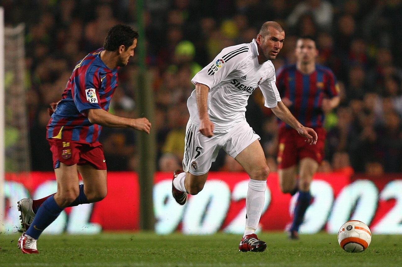 Campeonato de España de fútbol (Liga) temporada 2005-2006, FC Barcelona vs Real Madrid (1-1). Zinedine Zidane (Real). | Lugar: Barcelona, España.