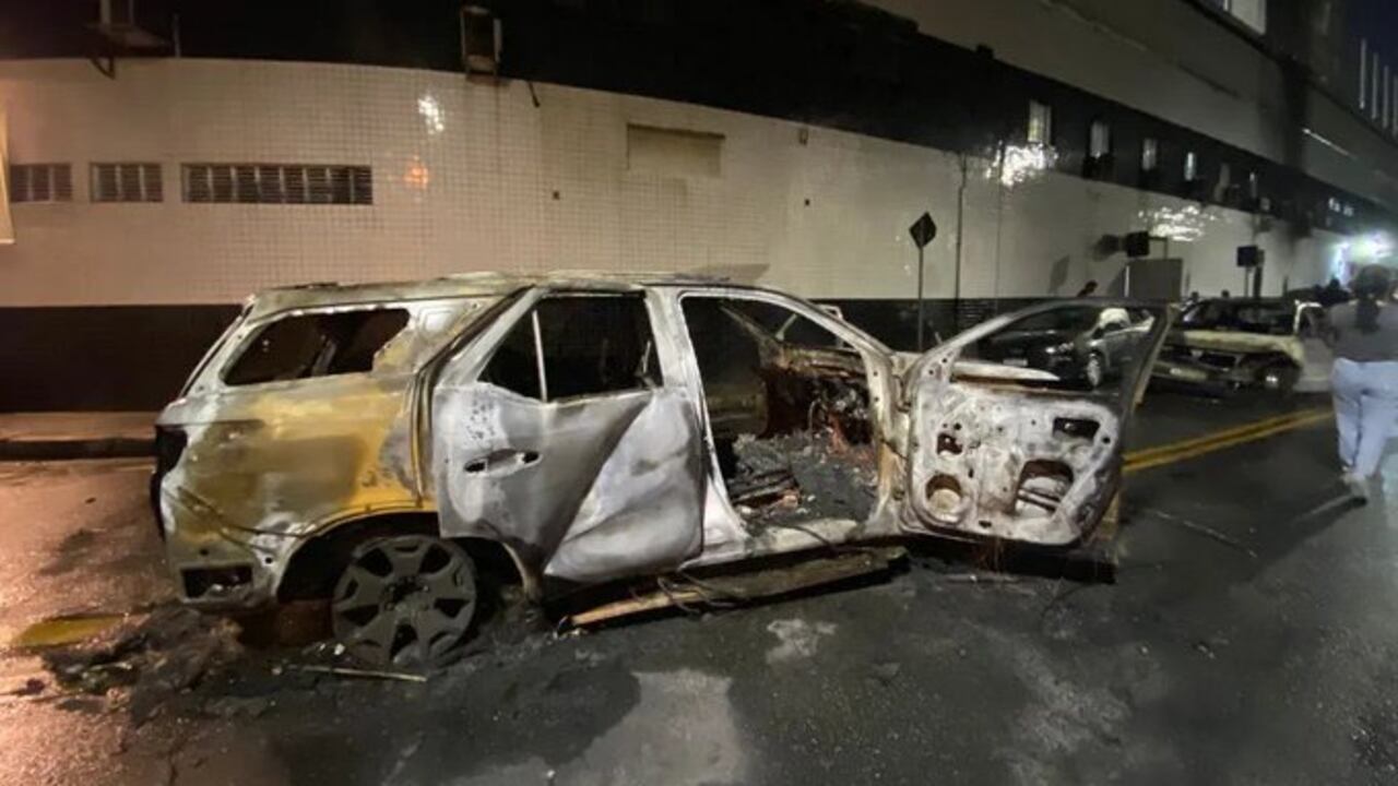 Al final del cotejo hinchas lanzaron diversos objetos al campo y hubo desórdenes a las afueras del estadio, con coches y buses incendiados, según imágenes transmitidas por medios locales.