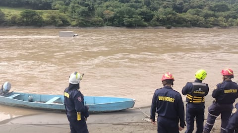 Camión cayó a las aguas del río Cauca en Antioquia y su conductor no aparece.