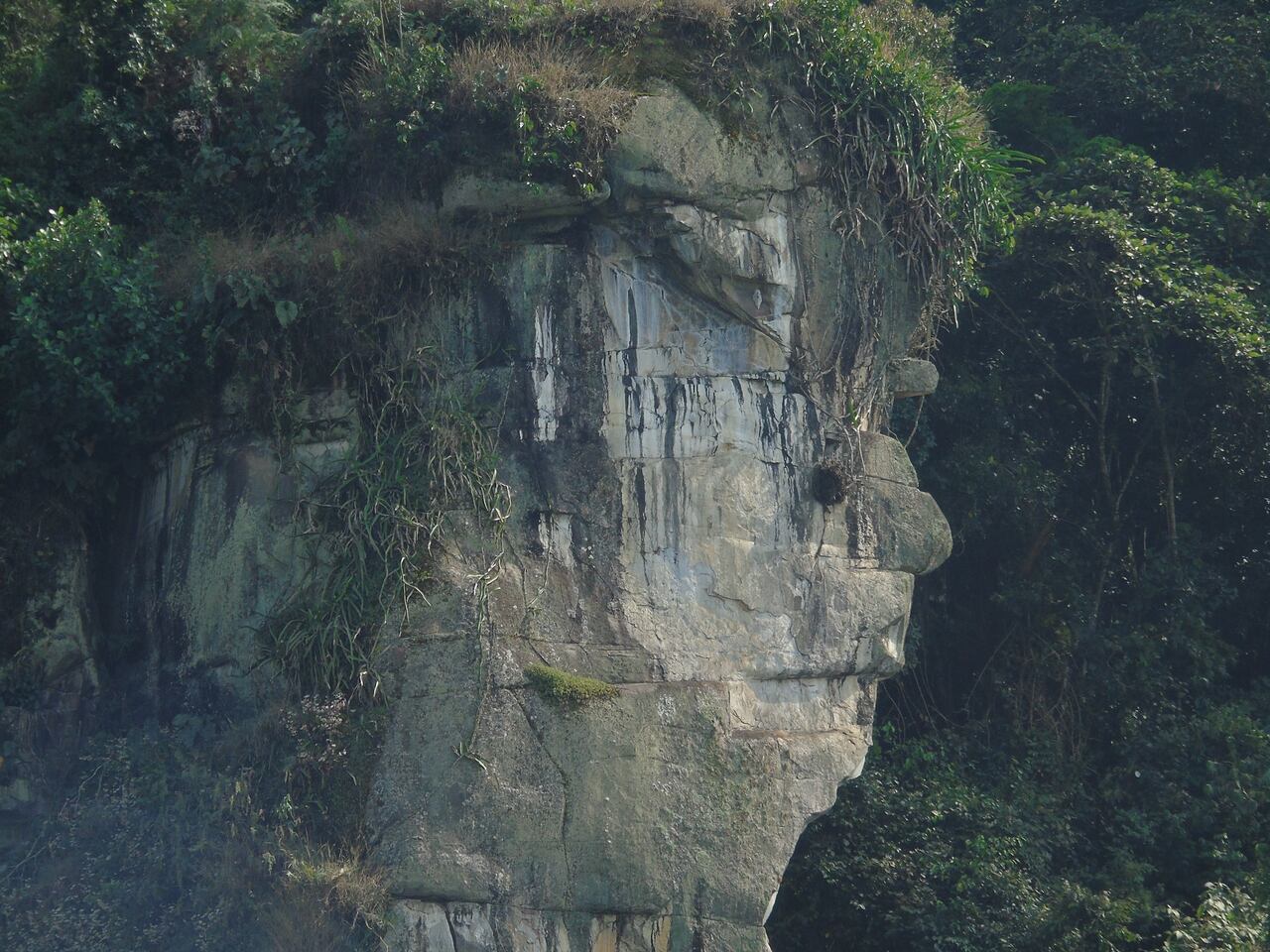 La "Cara de la Diosa" o "Diosa del Espejo", se asoma por el costado norte de Cerro Tusa.