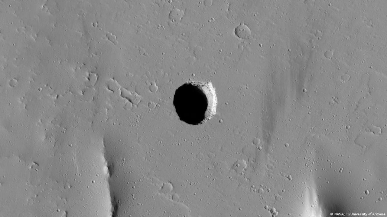 La imagen de Arsia Mons expone una pared lateral iluminada, que podría indicar que se trata de una fosa cilíndrica y no una cueva.