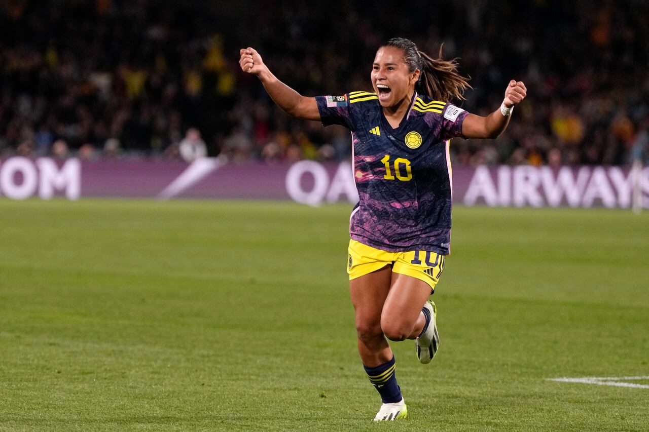 La colombiana Leicy Santos celebra después de marcar el primer gol durante el partido de fútbol de cuartos de final de la Copa Mundial Femenina entre Inglaterra y Colombia en el Estadio Australia en Sídney, Australia, el sábado 12 de agosto de 2023. (Foto AP/Mark Baker)