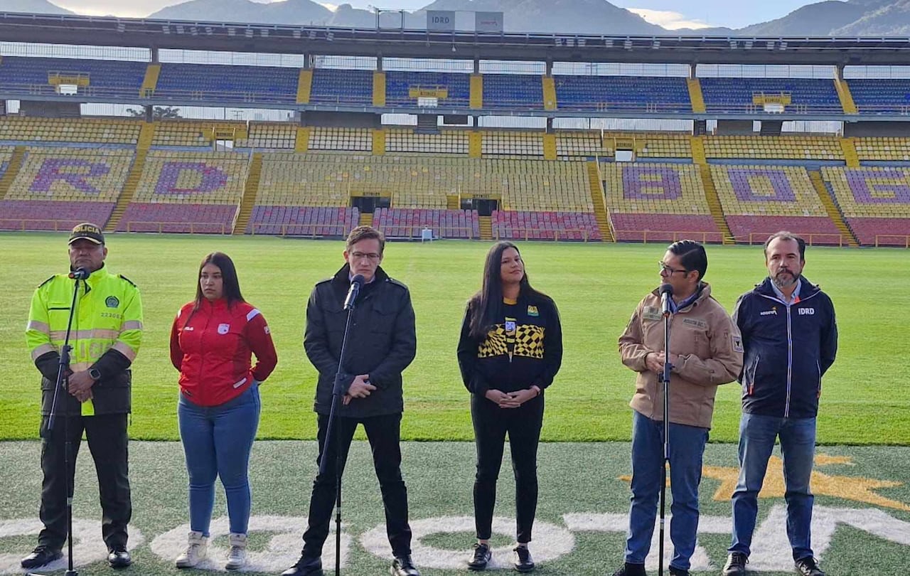 Funcionarios del Distrito anunciando el dispositivo de seguridad para la final del fútbol colombiano.