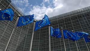 Las banderas de la Unión Europea ondean frente a la sede de la Comisión Europea en Bruselas.