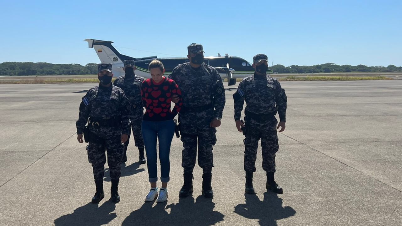 La mujer voló a Colombia en un avión de la Policía Nacional tras ser entregada a las autoridades colombianas. La mujer fue capturada en San Salvador el pasado 18 de enero de 2023.