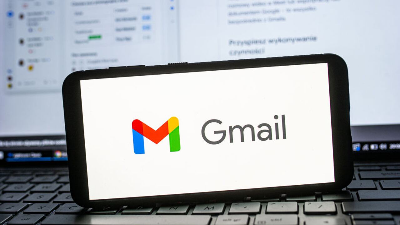 ¿Qué medidas puede implementar para evitar que un correo de Gmail se llene de manera excesiva?