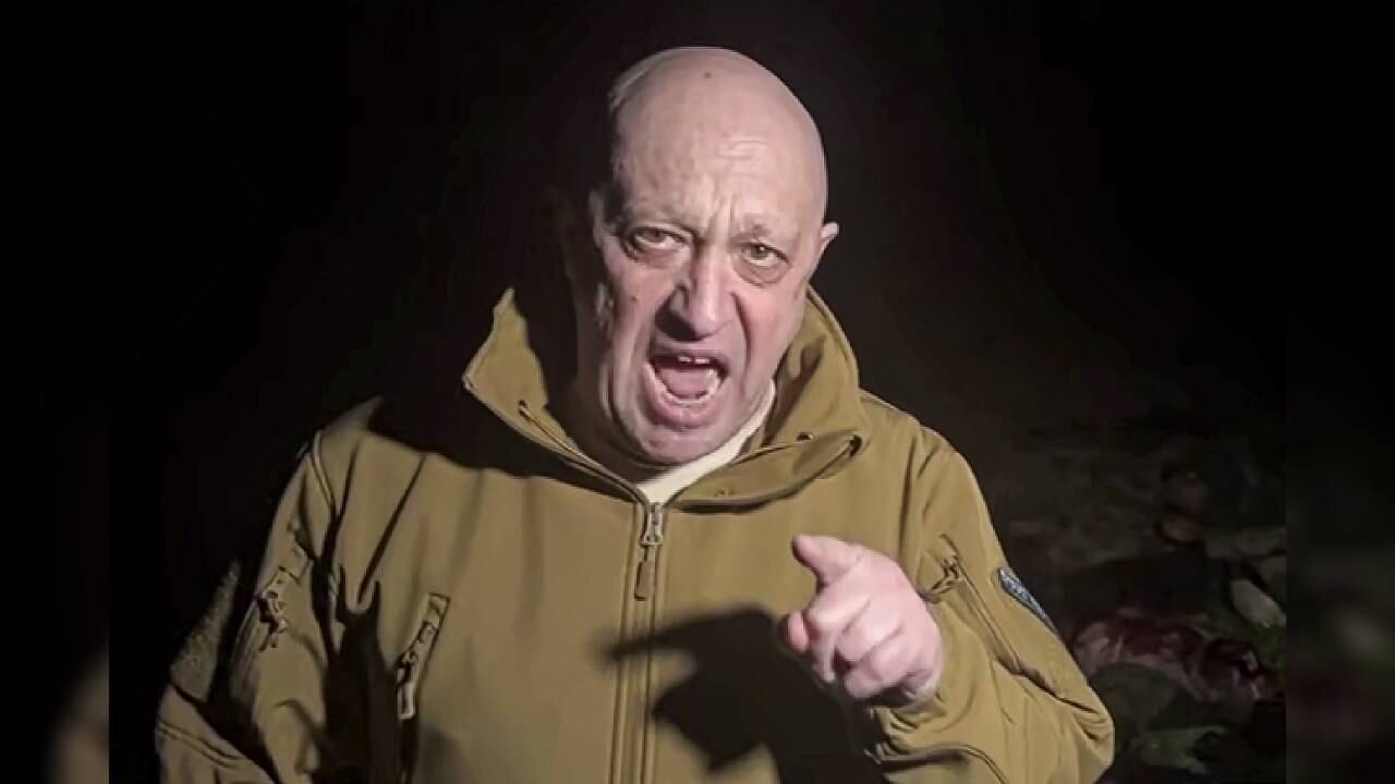 En esta imagen tomada de un vídeo publicado por el Servicio de Prensa de Prigozhin el viernes 5 de mayo de 2023, el jefe del Grupo Wagner, Yevgeny Prigozhin, reaparece en un lugar desconocido.