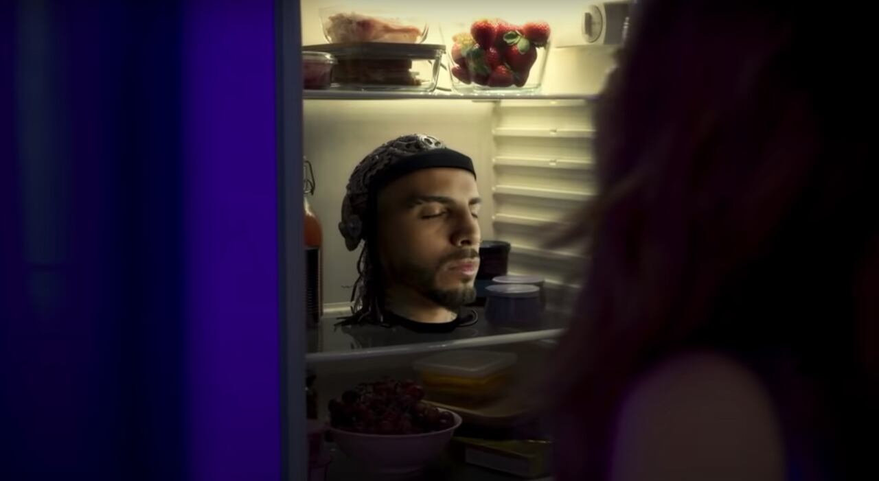 El cantante Rauw Alejandro colaboró con la colombiana en ese video y es su cara la que aparece dentro del refrigerador.
