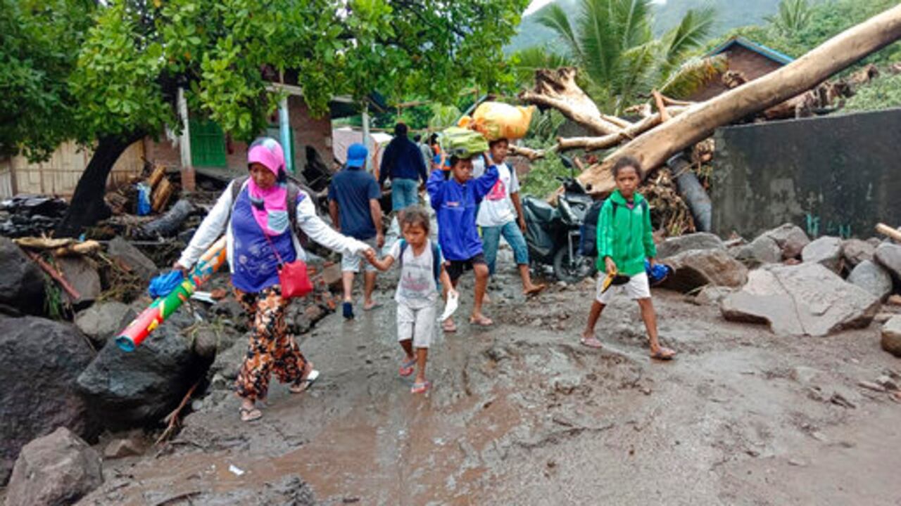 Emergencia en Indonesia:  91 personas han muerto y hay cientos de desaparecidos tras inundaciones
