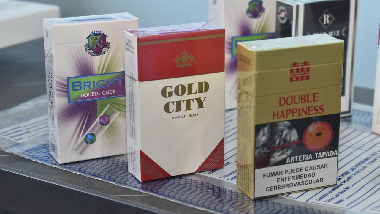 Cajas de cigarrillos de contrabando confiscadas durante una operación policial. El contrabando de tabaco es un problema creciente que afecta la economía y la seguridad en varios países.