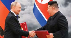 Vladímir Putin fue recibido con honores por Kim Jong-un. La pompa fue impresionante. 