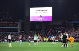 Revisión del VAR durante un partido entre Liverpool y Aston Villa