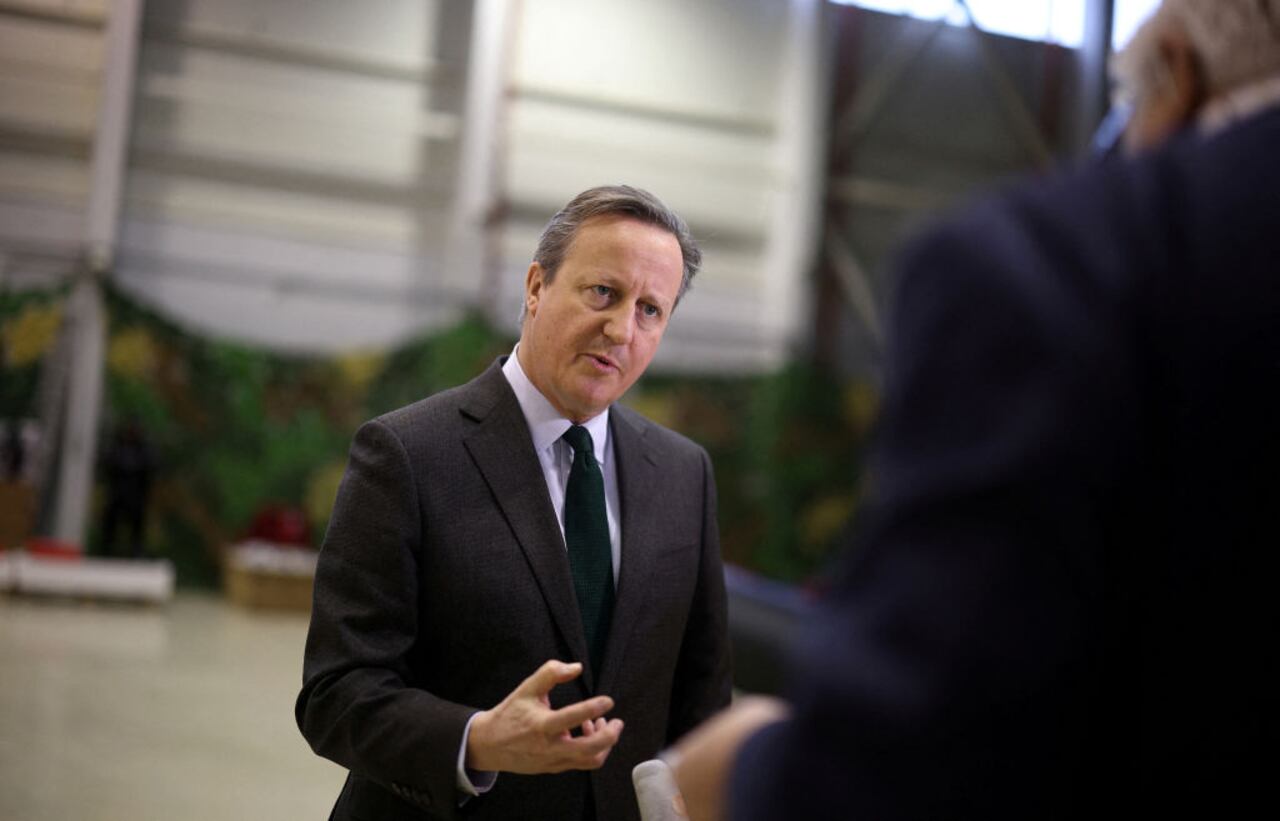 David Cameron visitó las islas Malvinas para honrar a los soldados británicos caídos