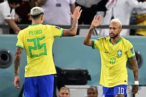 El delantero brasileño #10 Neymar celebra con el delantero brasileño #25 Pedro después de marcar el primer gol de su equipo durante el partido de fútbol de cuartos de final de la Copa Mundial Qatar 2022 entre Croacia y Brasil en el Education City Stadium en Al-Rayyan, al oeste de Doha, el 9 de diciembre de 2020. 2022. (Foto de GABRIEL BOUYS / AFP)