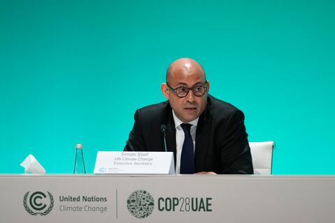 El jefe de las Naciones Unidas para el Clima, Simon Stiell, asiste a una conferencia de prensa en la Cumbre del Clima de la ONU COP28, el jueves 30 de noviembre de 2023, en Dubai, Emiratos Árabes Unidos.